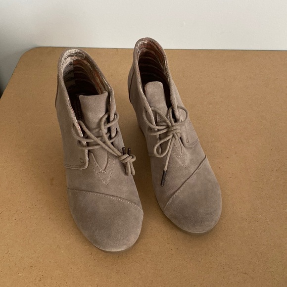 Toms Tan Wedges. Size 8 - Picture 1 of 10